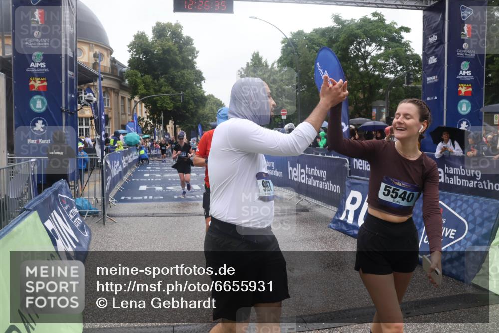 30.06.2024 - hella hamburg halbmarathon Lena Gebhardt http://msf.ph/oto/6655931 30.06.2024 12:26:33 Ziel 5019, 5540, 7731, 8179, 8517, 9011, 9967 meine-sportfotos.de