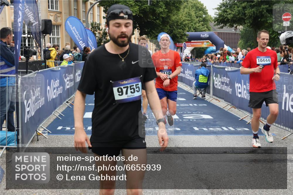 30.06.2024 - hella hamburg halbmarathon Lena Gebhardt http://msf.ph/oto/6655939 30.06.2024 10:41:40 Ziel 713, 1110, 2960, 4507, 5147, 5164, 5476, 7440, 7865, 8444, 9109, 9755, 10444, 10719 meine-sportfotos.de