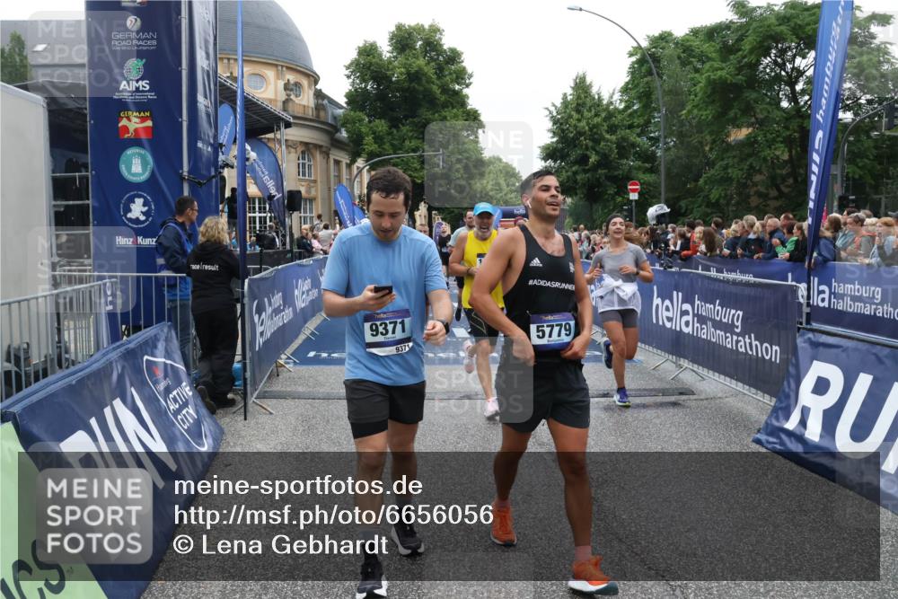30.06.2024 - hella hamburg halbmarathon Lena Gebhardt http://msf.ph/oto/6656056 30.06.2024 11:12:48 Ziel 1691, 2728, 2872, 5091, 5211, 5779, 6302, 6327, 7702, 8213, 8663, 9144, 9371, 11416, 11480, 11927, 12158, 12533, 13223 meine-sportfotos.de