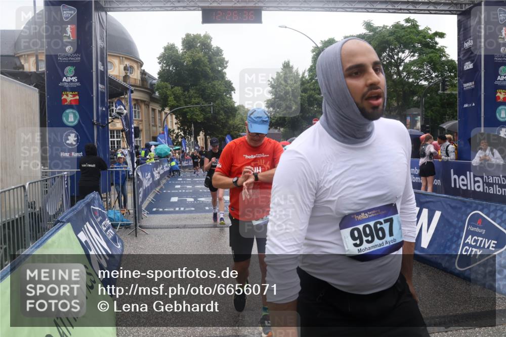 30.06.2024 - hella hamburg halbmarathon Lena Gebhardt http://msf.ph/oto/6656071 30.06.2024 12:26:34 Ziel 5019, 5540, 8179, 8517, 9011, 9325, 9967 meine-sportfotos.de