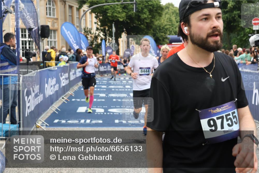 30.06.2024 - hella hamburg halbmarathon Lena Gebhardt http://msf.ph/oto/6656133 30.06.2024 10:41:41 Ziel 713, 1110, 2960, 4507, 5164, 5476, 7440, 7865, 8444, 9109, 9755, 10444, 10719 meine-sportfotos.de