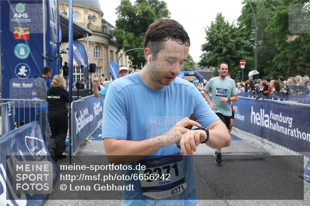 30.06.2024 - hella hamburg halbmarathon Lena Gebhardt http://msf.ph/oto/6656242 30.06.2024 11:12:50 Ziel 1515, 1691, 2728, 5091, 5779, 7702, 8213, 8217, 8374, 8663, 9144, 9371, 11416, 11480, 11927, 12158, 12533, 13223 meine-sportfotos.de