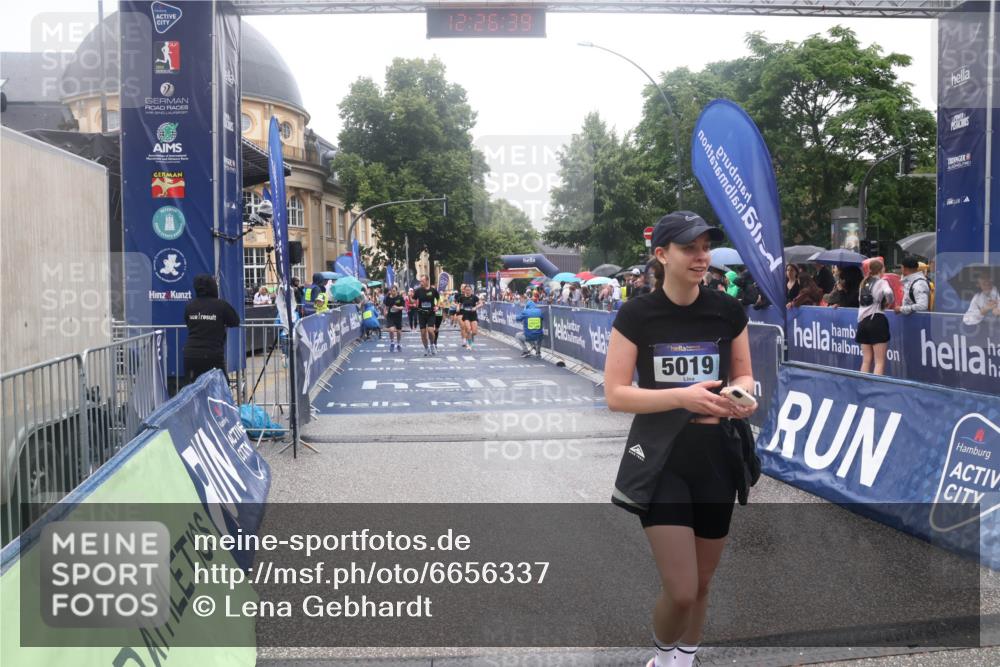 30.06.2024 - hella hamburg halbmarathon Lena Gebhardt http://msf.ph/oto/6656337 30.06.2024 12:26:37 Ziel 5019, 6985, 7773, 8517, 9011, 9325, 13136 meine-sportfotos.de