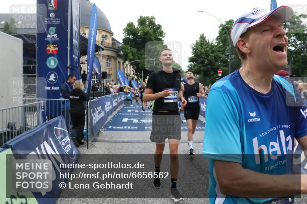 30.06.2024 - hella hamburg halbmarathon Lena Gebhardt http://msf.ph/oto/6656562 30.06.2024 11:12:52 Ziel 1386, 1515, 1691, 2728, 5091, 5779, 8217, 8374, 8663, 9038, 9144, 11416, 11480, 11927, 12158, 12533, 13223 meine-sportfotos.de