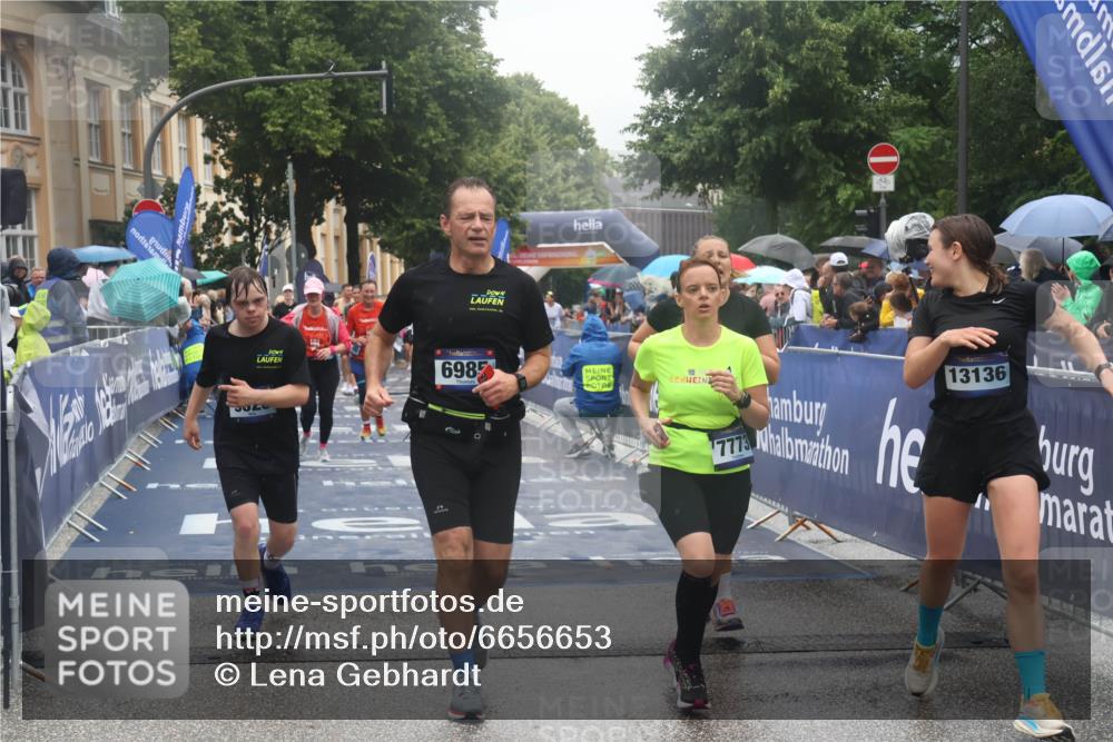 30.06.2024 - hella hamburg halbmarathon Lena Gebhardt http://msf.ph/oto/6656653 30.06.2024 12:26:42 Ziel 4202, 6985, 7773, 9325, 9520, 11784, 13135, 13136 meine-sportfotos.de