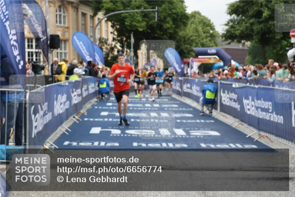 30.06.2024 - hella hamburg halbmarathon Lena Gebhardt http://msf.ph/oto/6656774 30.06.2024 10:41:45 Ziel 713, 1110, 1144, 4507, 4935, 5164, 7435, 8018, 8444, 9106, 10444, 10719, 12305 meine-sportfotos.de