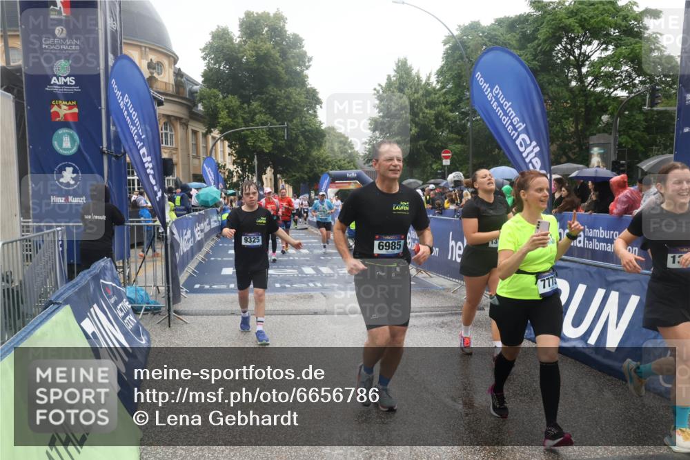 30.06.2024 - hella hamburg halbmarathon Lena Gebhardt http://msf.ph/oto/6656786 30.06.2024 12:26:43 Ziel 4202, 6825, 6985, 7773, 9325, 9520, 11784, 13135, 13136 meine-sportfotos.de