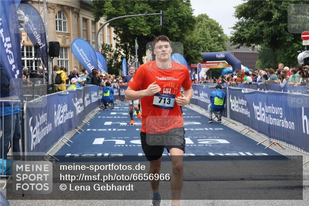 30.06.2024 - hella hamburg halbmarathon Lena Gebhardt http://msf.ph/oto/6656966 30.06.2024 10:41:47 Ziel 713, 1144, 4507, 4935, 5164, 7435, 8018, 8084, 9106, 10114, 10395, 12305, 13175 meine-sportfotos.de