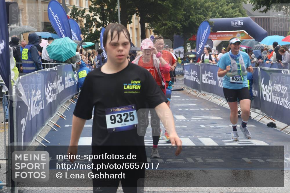 30.06.2024 - hella hamburg halbmarathon Lena Gebhardt http://msf.ph/oto/6657017 30.06.2024 12:26:45 Ziel 4202, 4906, 4940, 6825, 6985, 7773, 9325, 9520, 11784, 13135, 13136 meine-sportfotos.de