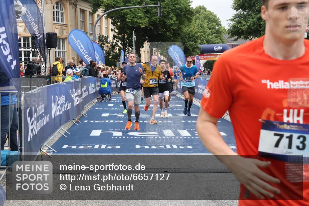 30.06.2024 - hella hamburg halbmarathon Lena Gebhardt http://msf.ph/oto/6657127 30.06.2024 10:41:48 Ziel 713, 1144, 4086, 4507, 4935, 7435, 8018, 8084, 9106, 10114, 10395, 11250, 12305, 13175 meine-sportfotos.de