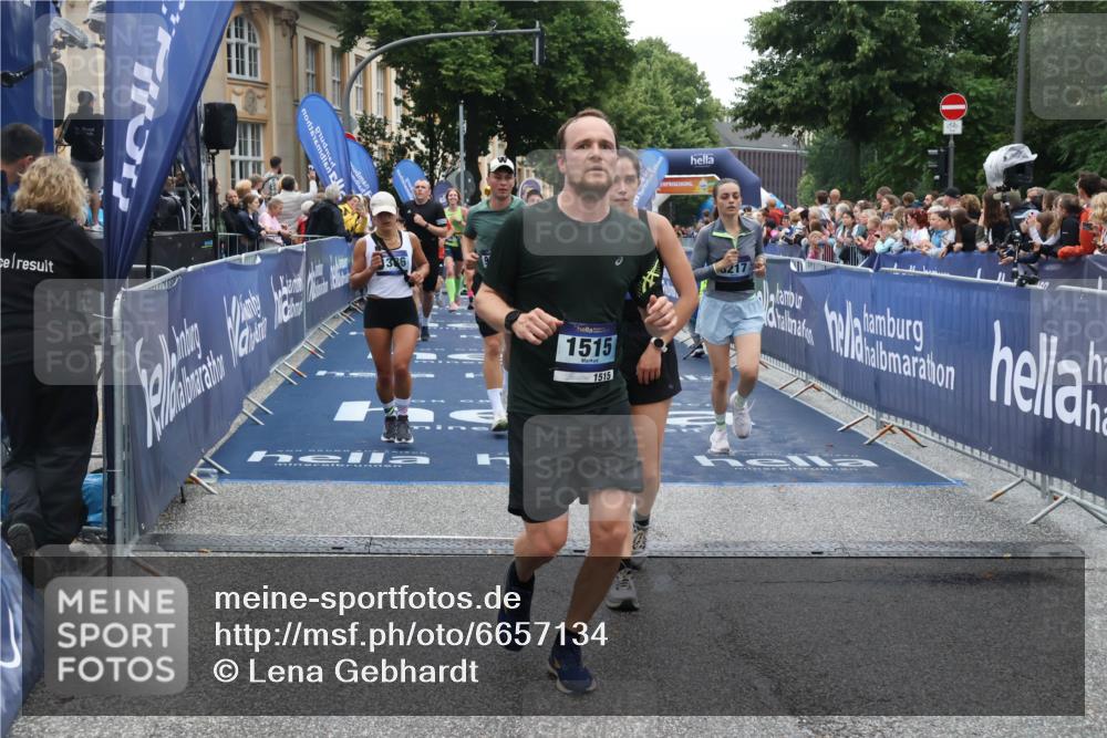 30.06.2024 - hella hamburg halbmarathon Lena Gebhardt http://msf.ph/oto/6657134 30.06.2024 11:12:56 Ziel 985, 1372, 1386, 1515, 2728, 5091, 5712, 6367, 6501, 7694, 8217, 8374, 8657, 9038, 10130, 10280, 10521, 11927, 12158, 12281, 12533, 13223, 13248 meine-sportfotos.de
