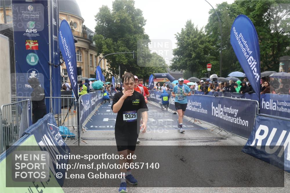 30.06.2024 - hella hamburg halbmarathon Lena Gebhardt http://msf.ph/oto/6657140 30.06.2024 12:26:46 Ziel 4202, 4906, 4940, 5010, 6825, 6985, 7773, 9325, 9520, 11784, 13135, 13136 meine-sportfotos.de