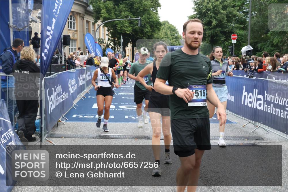 30.06.2024 - hella hamburg halbmarathon Lena Gebhardt http://msf.ph/oto/6657256 30.06.2024 11:12:57 Ziel 985, 1372, 1386, 1515, 2728, 5091, 5712, 6367, 6501, 7694, 8217, 8374, 8657, 9038, 10130, 10280, 10521, 10875, 11927, 12281, 13248 meine-sportfotos.de