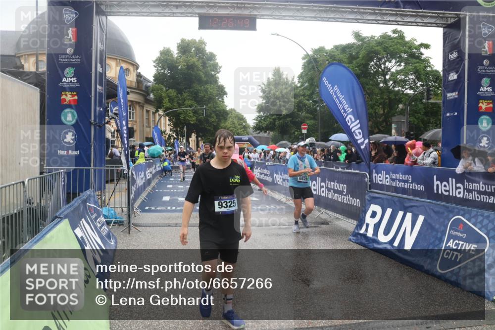 30.06.2024 - hella hamburg halbmarathon Lena Gebhardt http://msf.ph/oto/6657266 30.06.2024 12:26:47 Ziel 4202, 4906, 4940, 5010, 6825, 6985, 7773, 9520, 11784, 12516, 13135, 13136 meine-sportfotos.de