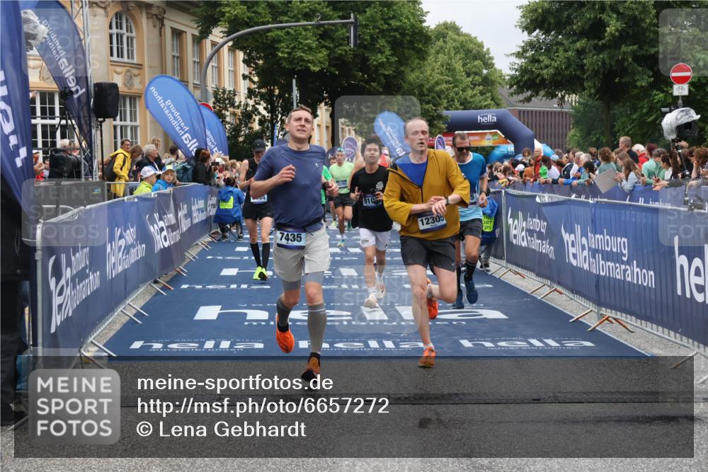 30.06.2024 - hella hamburg halbmarathon Lena Gebhardt http://msf.ph/oto/6657272 30.06.2024 10:41:49 Ziel 713, 1144, 4086, 4935, 7435, 8018, 8084, 9106, 10114, 10395, 11250, 12305, 13175 meine-sportfotos.de