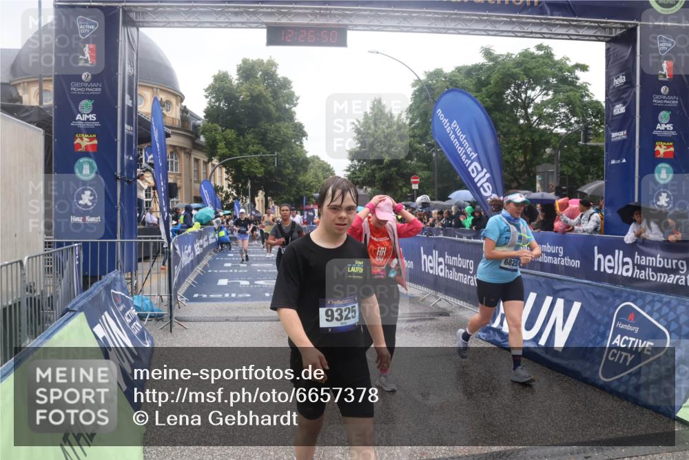 30.06.2024 - hella hamburg halbmarathon Lena Gebhardt http://msf.ph/oto/6657378 30.06.2024 12:26:48 Ziel 4202, 4906, 4940, 5010, 6825, 7037, 8358, 9520, 11784, 12516, 13135 meine-sportfotos.de