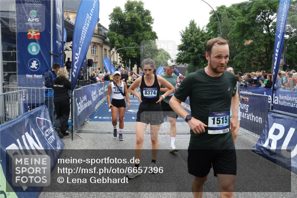 30.06.2024 - hella hamburg halbmarathon Lena Gebhardt http://msf.ph/oto/6657396 30.06.2024 11:12:58 Ziel 985, 1372, 1386, 1515, 5091, 5712, 6367, 6501, 7694, 8113, 8217, 8374, 8657, 9038, 10130, 10280, 10521, 10875, 11927, 12281, 13248 meine-sportfotos.de