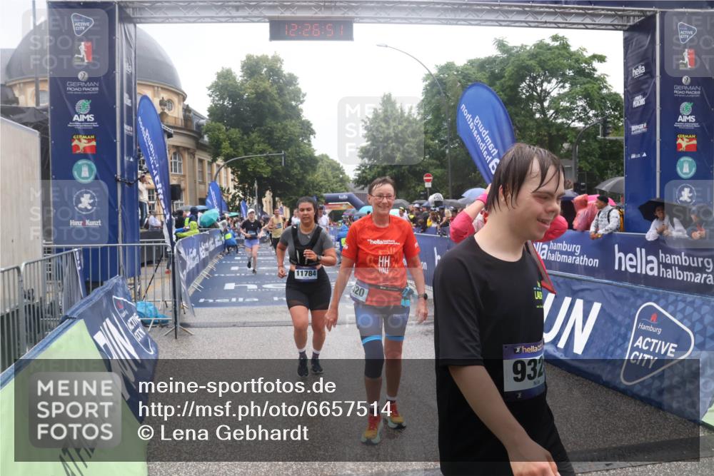 30.06.2024 - hella hamburg halbmarathon Lena Gebhardt http://msf.ph/oto/6657514 30.06.2024 12:26:49 Ziel 4202, 4906, 4940, 5010, 6825, 7037, 8358, 9520, 11784, 12516, 13135 meine-sportfotos.de
