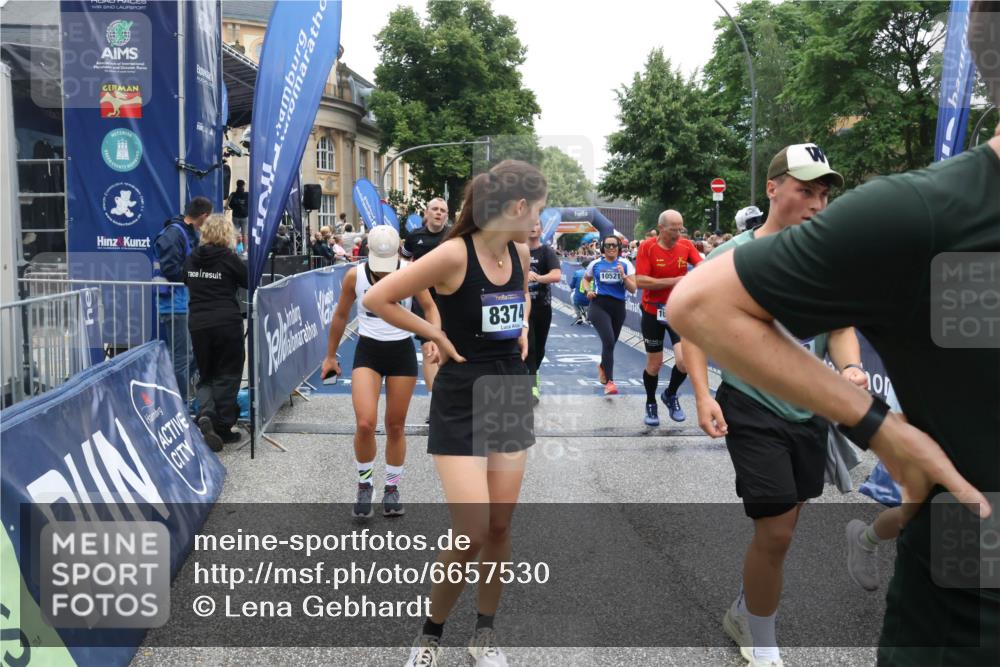 30.06.2024 - hella hamburg halbmarathon Lena Gebhardt http://msf.ph/oto/6657530 30.06.2024 11:12:59 Ziel 985, 1372, 1386, 1515, 2629, 5091, 5712, 6367, 6501, 7694, 8113, 8217, 8374, 8657, 9038, 10130, 10280, 10521, 10875, 11927, 12281, 13248 meine-sportfotos.de