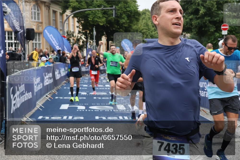 30.06.2024 - hella hamburg halbmarathon Lena Gebhardt http://msf.ph/oto/6657550 30.06.2024 10:41:51 Ziel 713, 1144, 1226, 3348, 3456, 4086, 4935, 7435, 8018, 8084, 8739, 9106, 10114, 10395, 11250, 11368, 12305, 13175 meine-sportfotos.de