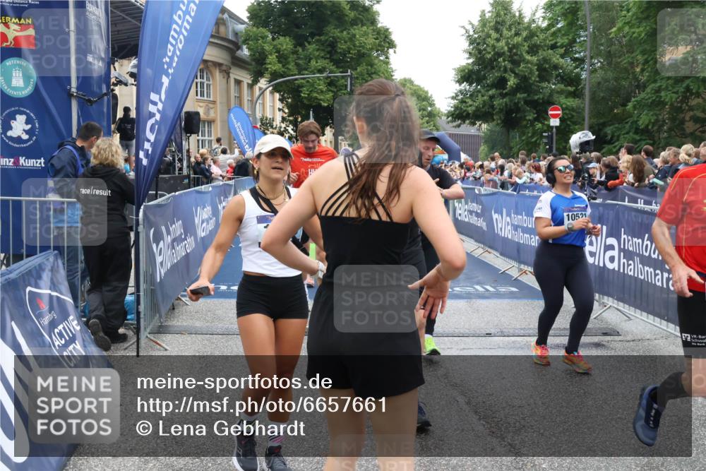 30.06.2024 - hella hamburg halbmarathon Lena Gebhardt http://msf.ph/oto/6657661 30.06.2024 11:13:00 Ziel 985, 1372, 1386, 1515, 2629, 5712, 6367, 6501, 7694, 8113, 8217, 8374, 8657, 9038, 10130, 10280, 10521, 10875, 12281, 13248, 13416 meine-sportfotos.de