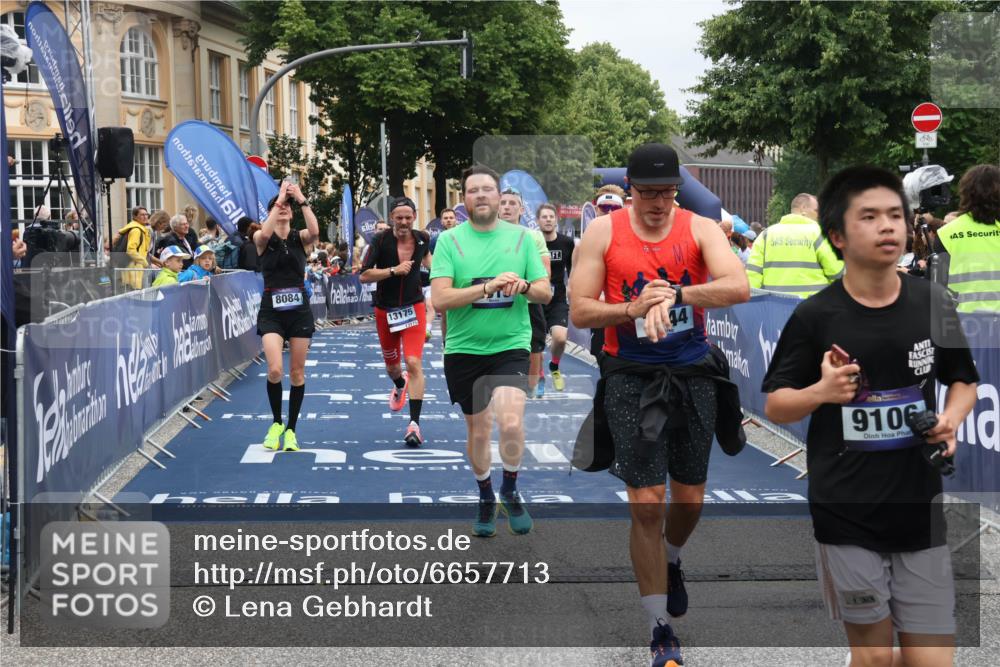 30.06.2024 - hella hamburg halbmarathon Lena Gebhardt http://msf.ph/oto/6657713 30.06.2024 10:41:52 Ziel 1144, 1226, 3348, 3456, 4086, 4935, 7435, 8018, 8084, 8739, 9106, 10114, 10395, 11250, 11368, 12305, 13175 meine-sportfotos.de