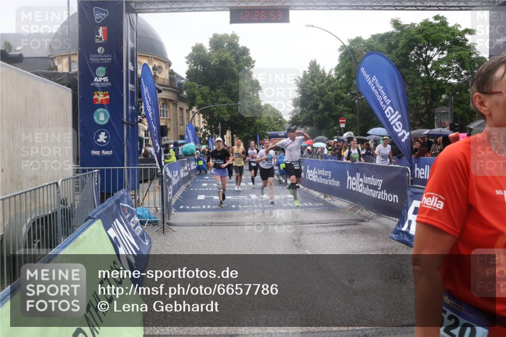 30.06.2024 - hella hamburg halbmarathon Lena Gebhardt http://msf.ph/oto/6657786 30.06.2024 12:26:51 Ziel 3737, 4202, 4906, 4940, 5010, 6825, 7037, 8358, 9520, 11784, 12516, 13135 meine-sportfotos.de