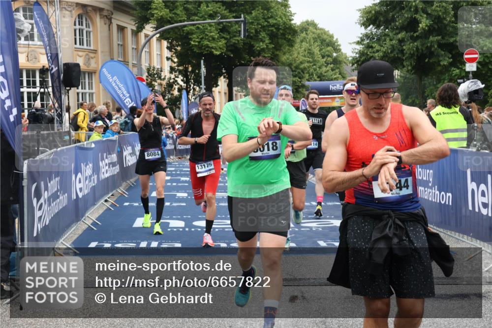 30.06.2024 - hella hamburg halbmarathon Lena Gebhardt http://msf.ph/oto/6657822 30.06.2024 10:41:53 Ziel 1144, 1226, 3348, 3456, 4086, 4935, 7129, 7435, 8018, 8084, 8739, 9106, 10114, 10395, 11250, 11368, 12305, 13175 meine-sportfotos.de