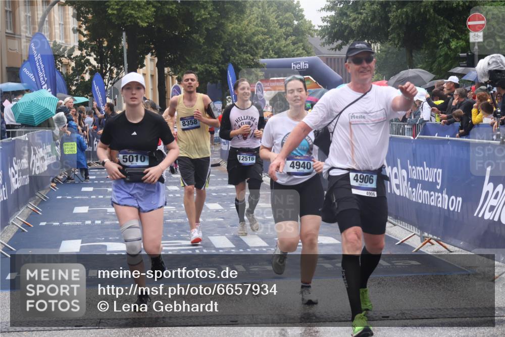 30.06.2024 - hella hamburg halbmarathon Lena Gebhardt http://msf.ph/oto/6657934 30.06.2024 12:26:52 Ziel 3737, 4906, 4940, 5010, 6825, 7037, 8358, 9520, 10258, 10372, 11784, 12516 meine-sportfotos.de