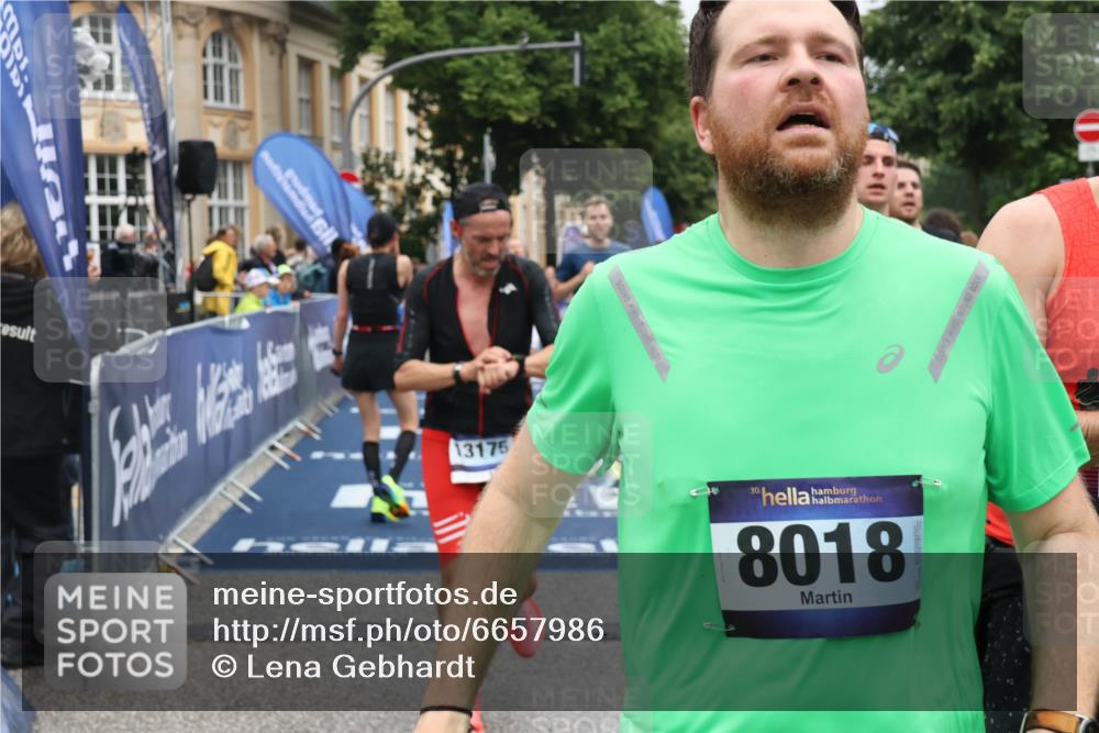 30.06.2024 - hella hamburg halbmarathon Lena Gebhardt http://msf.ph/oto/6657986 30.06.2024 10:41:54 Ziel 1144, 1226, 3348, 3456, 4086, 4935, 6834, 7129, 7435, 8018, 8084, 8739, 9106, 10114, 10395, 11250, 11368, 12305, 13175 meine-sportfotos.de