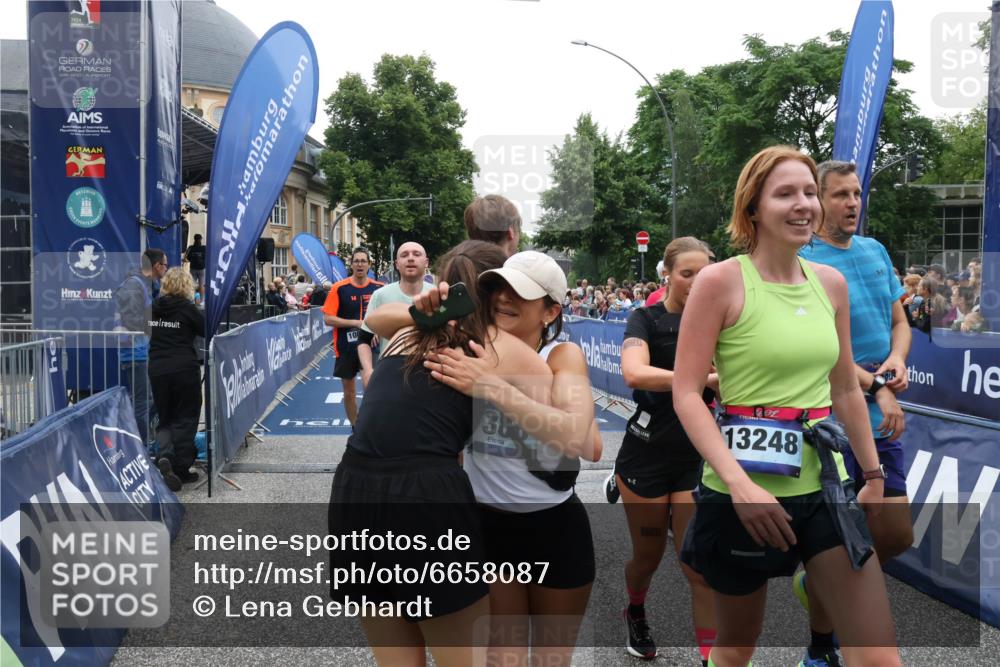 30.06.2024 - hella hamburg halbmarathon Lena Gebhardt http://msf.ph/oto/6658087 30.06.2024 11:13:03 Ziel 985, 1086, 1372, 1386, 2629, 5712, 6367, 6464, 6501, 7694, 8113, 8657, 9038, 10120, 10130, 10280, 10521, 10875, 12281, 13248, 13416 meine-sportfotos.de