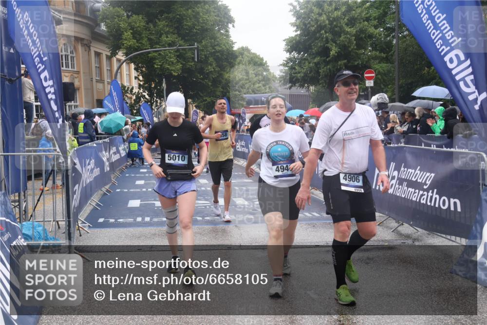 30.06.2024 - hella hamburg halbmarathon Lena Gebhardt http://msf.ph/oto/6658105 30.06.2024 12:26:53 Ziel 3737, 4906, 4940, 5010, 6825, 7037, 8139, 8358, 10258, 10372, 11784, 12516 meine-sportfotos.de
