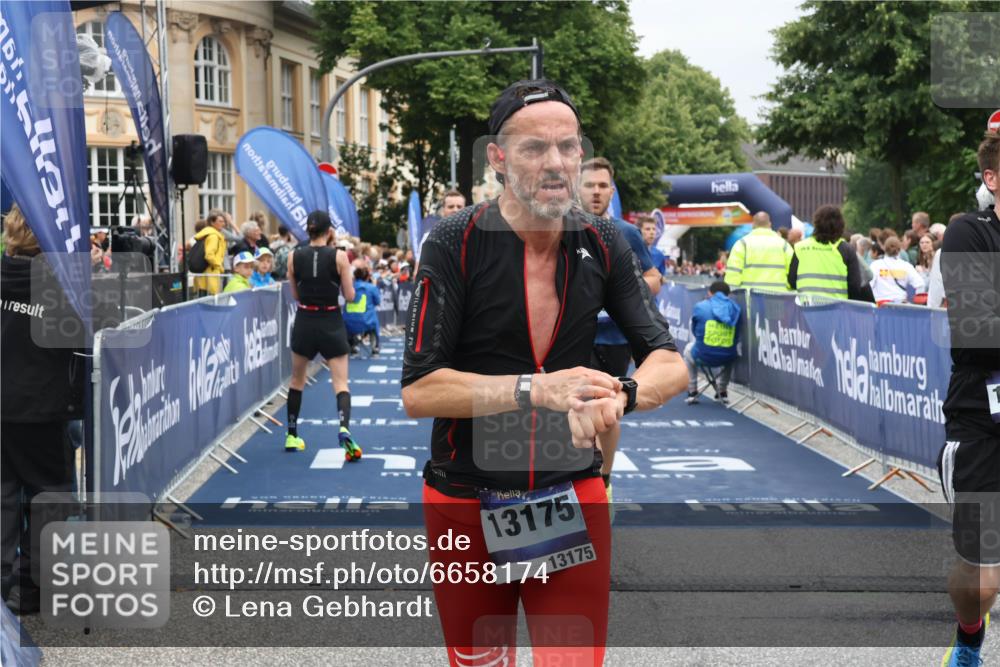 30.06.2024 - hella hamburg halbmarathon Lena Gebhardt http://msf.ph/oto/6658174 30.06.2024 10:41:55 Ziel 1144, 1226, 3348, 3456, 4086, 4935, 6834, 7129, 8018, 8084, 8739, 9106, 10114, 10395, 11250, 11368, 12079, 12086, 13175 meine-sportfotos.de