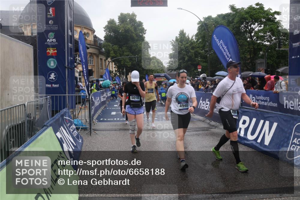 30.06.2024 - hella hamburg halbmarathon Lena Gebhardt http://msf.ph/oto/6658188 30.06.2024 12:26:54 Ziel 3737, 4906, 4940, 5010, 6825, 7037, 8139, 8140, 8358, 10258, 10372, 11784, 12516 meine-sportfotos.de