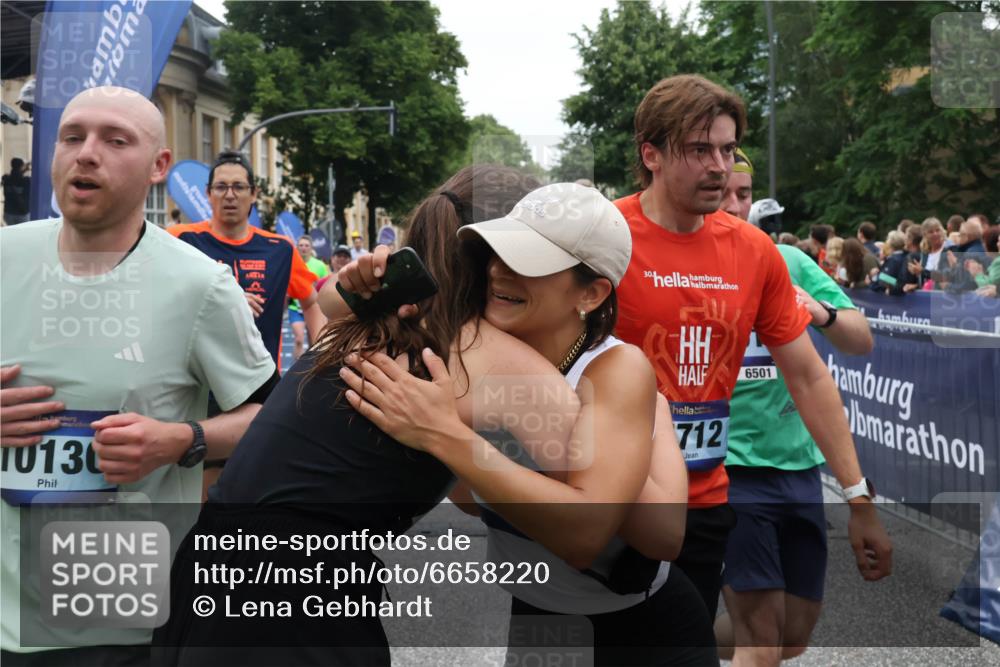30.06.2024 - hella hamburg halbmarathon Lena Gebhardt http://msf.ph/oto/6658220 30.06.2024 11:13:04 Ziel 985, 1086, 1372, 2629, 5712, 6367, 6464, 6501, 7218, 7694, 8113, 8657, 10120, 10130, 10280, 10521, 10875, 12281, 13248, 13416 meine-sportfotos.de