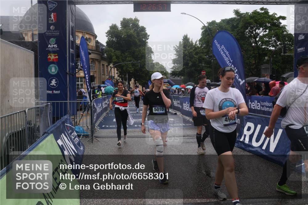 30.06.2024 - hella hamburg halbmarathon Lena Gebhardt http://msf.ph/oto/6658301 30.06.2024 12:26:55 Ziel 3737, 4906, 4940, 5010, 6825, 7037, 8139, 8140, 8358, 10258, 10372, 12516 meine-sportfotos.de