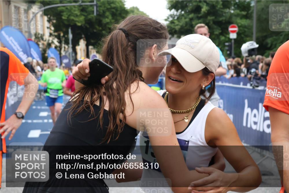 30.06.2024 - hella hamburg halbmarathon Lena Gebhardt http://msf.ph/oto/6658310 30.06.2024 11:13:05 Ziel 985, 1086, 1372, 2629, 5712, 6367, 6464, 6501, 7021, 7218, 7633, 7694, 8113, 8657, 10120, 10130, 10280, 10521, 10875, 12281, 13248, 13416 meine-sportfotos.de