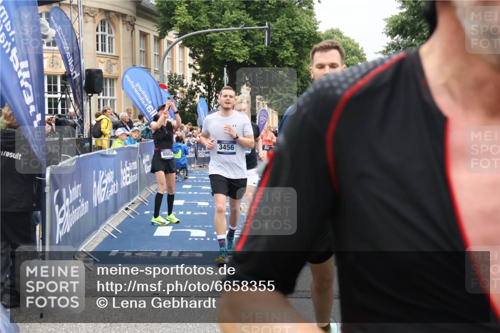 30.06.2024 - hella hamburg halbmarathon Lena Gebhardt http://msf.ph/oto/6658355 30.06.2024 10:41:56 Ziel 1144, 1226, 3348, 3456, 4086, 6834, 7129, 8018, 8084, 8739, 10114, 10395, 11250, 11368, 12079, 12086, 13175 meine-sportfotos.de