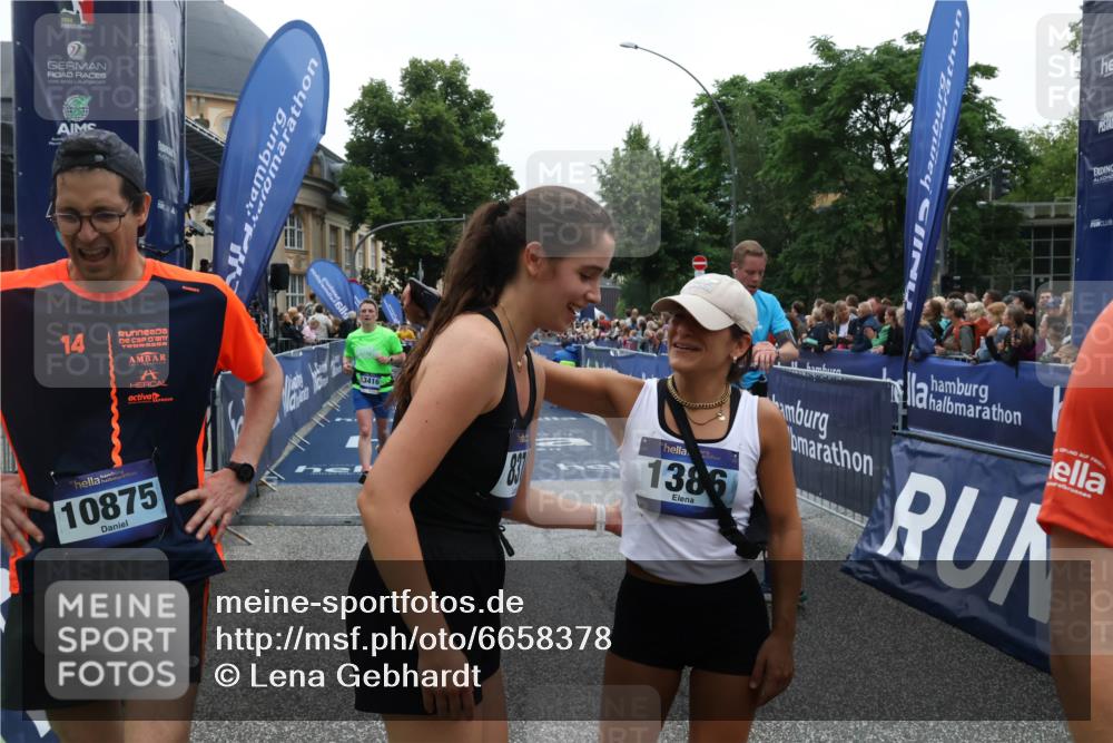 30.06.2024 - hella hamburg halbmarathon Lena Gebhardt http://msf.ph/oto/6658378 30.06.2024 11:13:06 Ziel 1086, 2629, 5712, 6367, 6464, 6501, 7021, 7218, 7633, 7694, 8113, 8657, 10120, 10130, 10521, 10875, 12281, 13248, 13416 meine-sportfotos.de