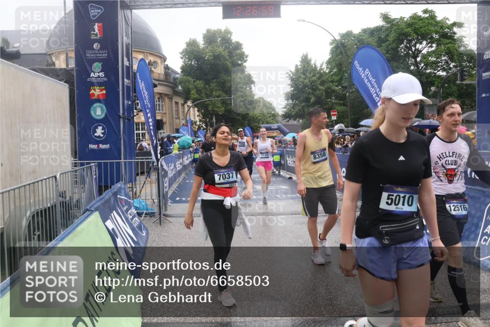 30.06.2024 - hella hamburg halbmarathon Lena Gebhardt http://msf.ph/oto/6658503 30.06.2024 12:26:57 Ziel 3737, 4906, 4940, 5010, 7037, 8139, 8140, 8358, 10258, 10372, 12516 meine-sportfotos.de