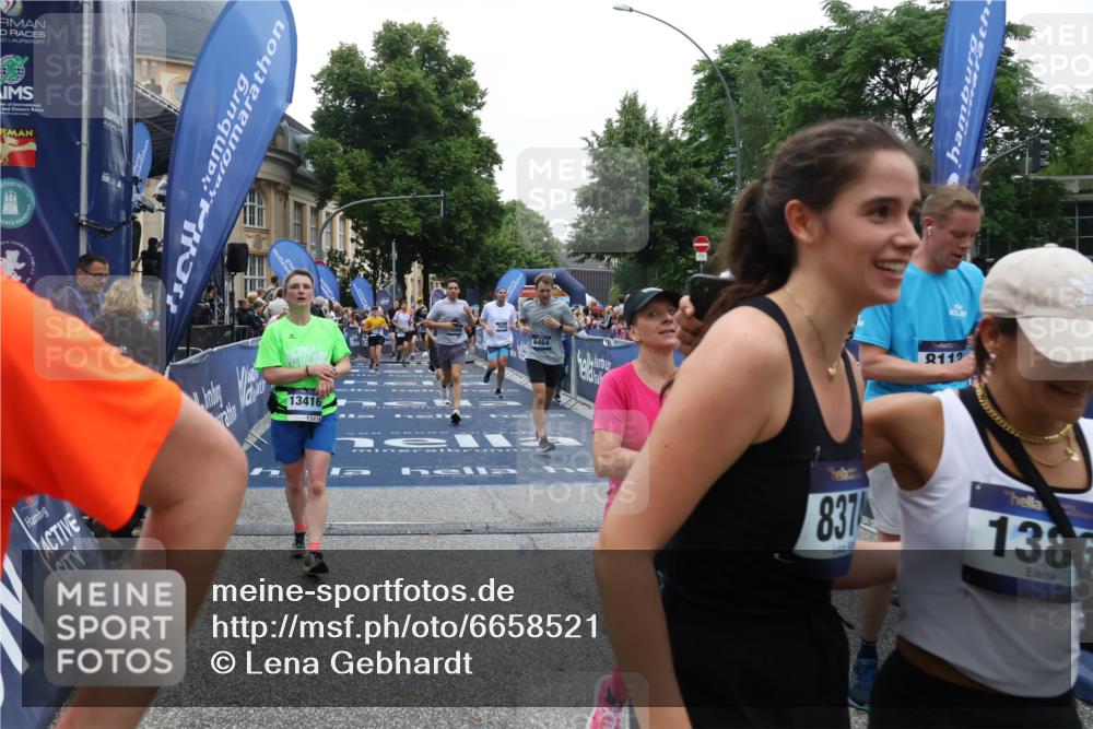 30.06.2024 - hella hamburg halbmarathon Lena Gebhardt http://msf.ph/oto/6658521 30.06.2024 11:13:07 Ziel 1086, 1750, 2629, 3730, 6367, 6464, 6501, 7021, 7218, 7633, 7694, 8113, 8657, 10120, 10130, 10521, 10875, 13248, 13416 meine-sportfotos.de