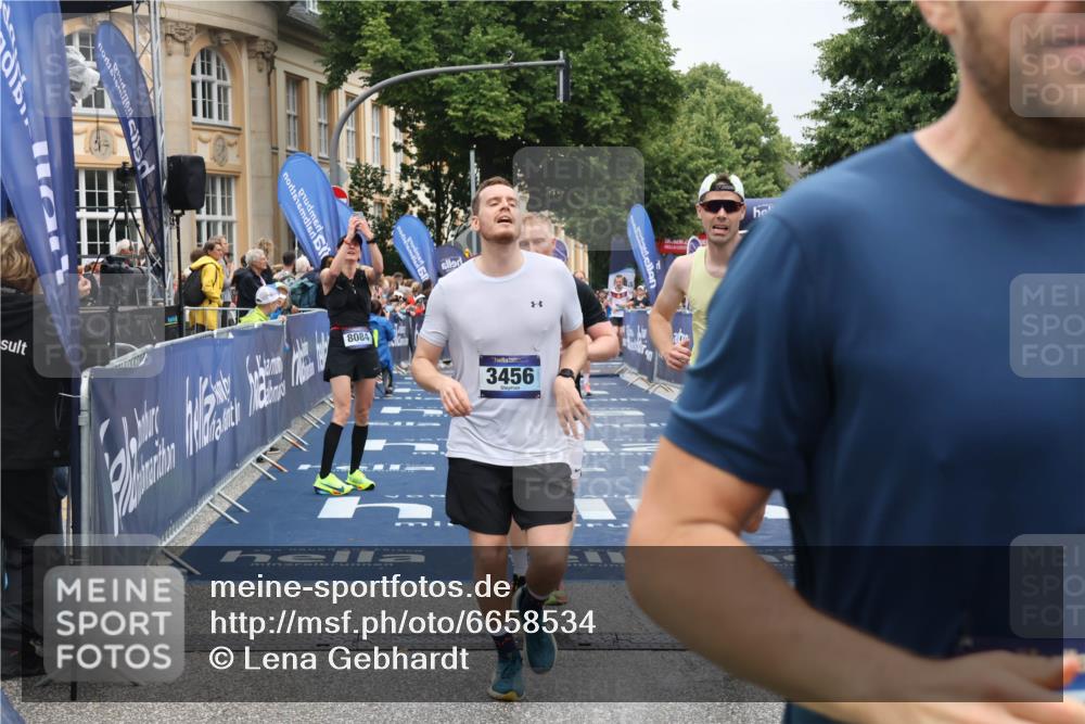 30.06.2024 - hella hamburg halbmarathon Lena Gebhardt http://msf.ph/oto/6658534 30.06.2024 10:41:57 Ziel 1226, 3348, 3456, 4086, 6834, 7129, 8018, 8084, 8739, 10114, 10395, 11250, 11368, 12079, 12086, 13175 meine-sportfotos.de