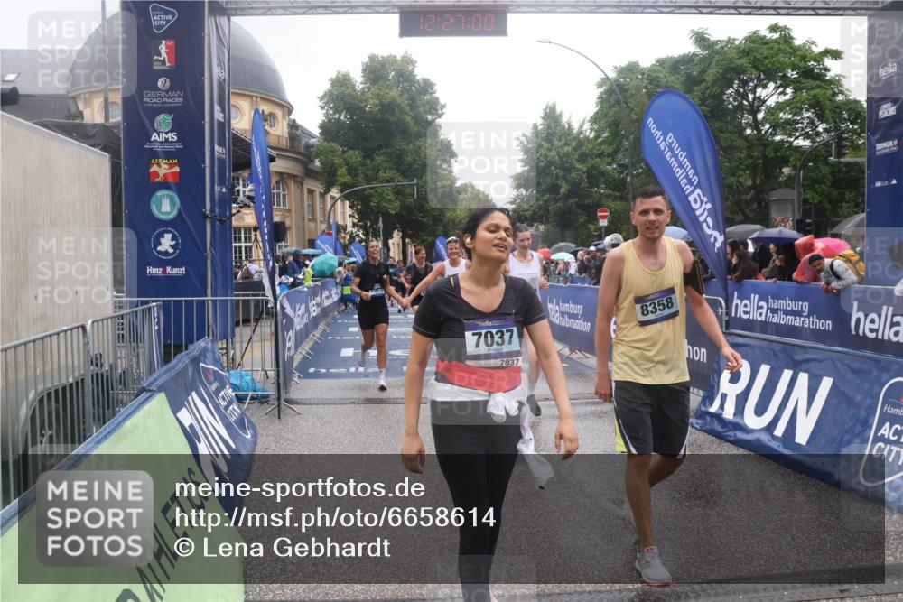 30.06.2024 - hella hamburg halbmarathon Lena Gebhardt http://msf.ph/oto/6658614 30.06.2024 12:26:58 Ziel 3737, 5010, 7037, 8139, 8140, 8358, 10258, 10372, 11302, 12516 meine-sportfotos.de
