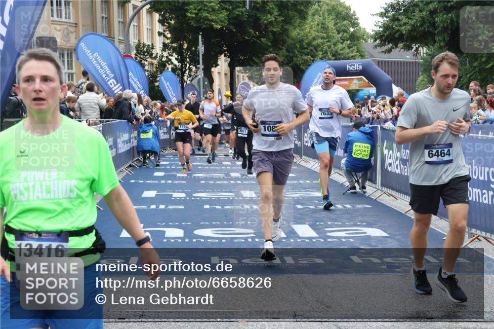 30.06.2024 - hella hamburg halbmarathon Lena Gebhardt http://msf.ph/oto/6658626 30.06.2024 11:13:08 Ziel 1086, 1750, 2629, 3730, 6367, 6464, 6501, 7021, 7218, 7633, 8113, 10120, 10130, 10521, 10875, 13416 meine-sportfotos.de