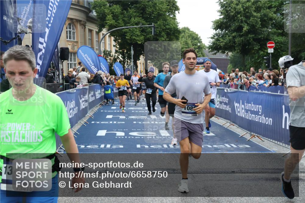 30.06.2024 - hella hamburg halbmarathon Lena Gebhardt http://msf.ph/oto/6658750 30.06.2024 11:13:09 Ziel 737, 1086, 1750, 2629, 3622, 3730, 6464, 7021, 7218, 7633, 8113, 9709, 10120, 10875, 13416 meine-sportfotos.de