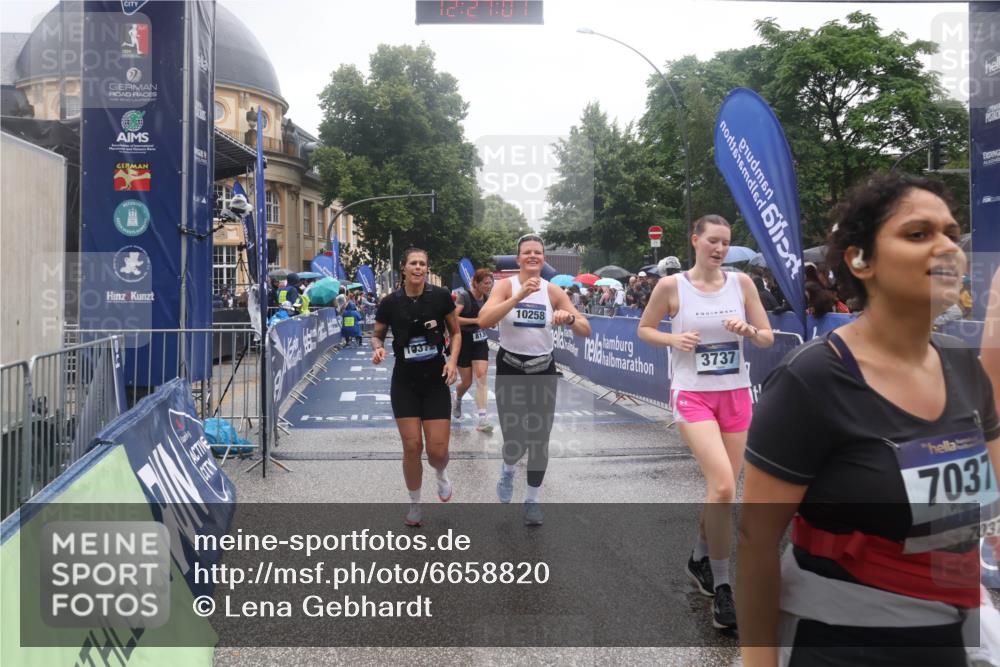 30.06.2024 - hella hamburg halbmarathon Lena Gebhardt http://msf.ph/oto/6658820 30.06.2024 12:26:59 Ziel 3737, 5380, 7037, 8139, 8140, 8358, 10258, 10372, 11302, 12516 meine-sportfotos.de