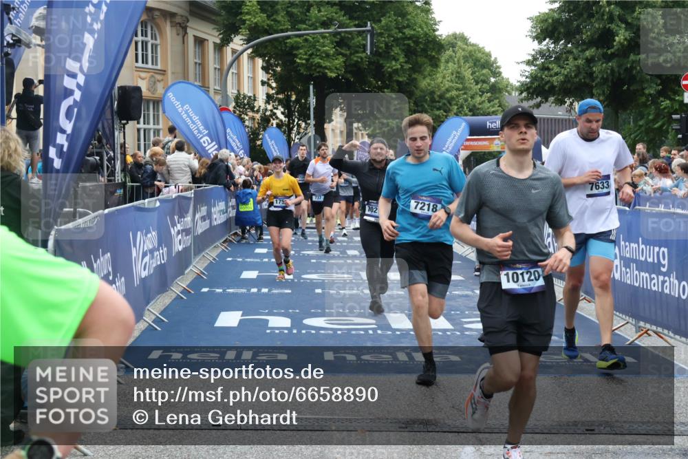 30.06.2024 - hella hamburg halbmarathon Lena Gebhardt http://msf.ph/oto/6658890 30.06.2024 11:13:10 Ziel 737, 1086, 1750, 2629, 3622, 3730, 5713, 6195, 6464, 6874, 7021, 7218, 7633, 8113, 9620, 9709, 10120, 13416 meine-sportfotos.de