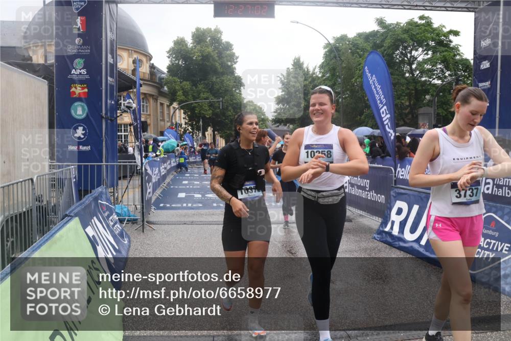 30.06.2024 - hella hamburg halbmarathon Lena Gebhardt http://msf.ph/oto/6658977 30.06.2024 12:27:00 Ziel 3737, 5380, 7037, 8139, 8140, 8358, 10258, 10372, 11302, 13052 meine-sportfotos.de