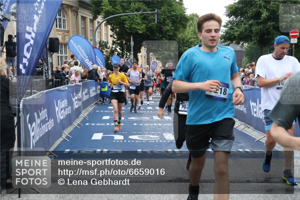 30.06.2024 - hella hamburg halbmarathon Lena Gebhardt http://msf.ph/oto/6659016 30.06.2024 11:13:11 Ziel 737, 1086, 1750, 2629, 3622, 3729, 3730, 5621, 5713, 6195, 6464, 6874, 7021, 7218, 7633, 9620, 9709, 10120, 11568, 11569, 13076, 13416 meine-sportfotos.de