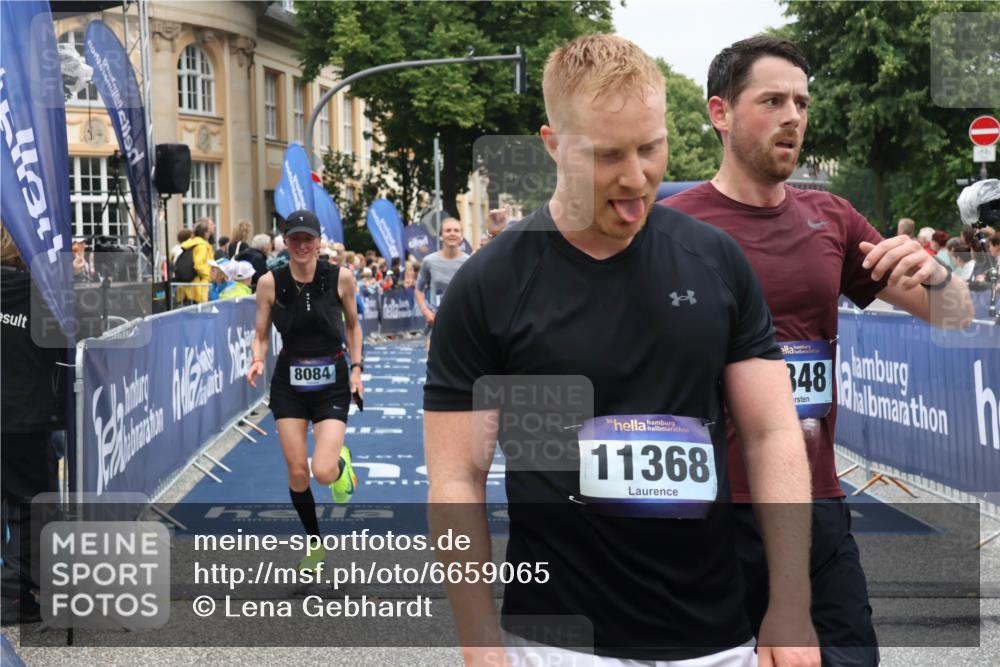 30.06.2024 - hella hamburg halbmarathon Lena Gebhardt http://msf.ph/oto/6659065 30.06.2024 10:42:00 Ziel 1226, 2229, 3348, 3456, 4086, 6834, 7129, 7376, 8739, 11141, 11250, 11368, 11756, 12079, 12086 meine-sportfotos.de